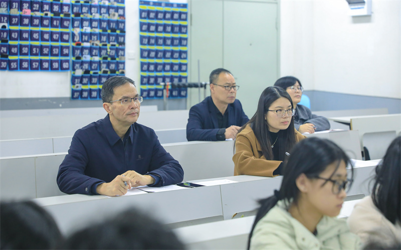 聚焦课堂“三化”改革丨开学首日校领导深入课堂巡查听课